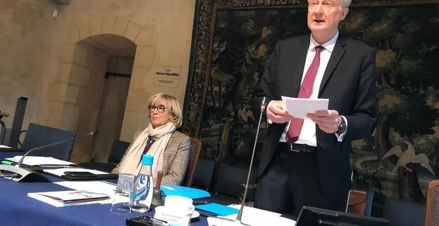 photo  dominique le mèner, président du conseil départemental, soumet le premier budget de son 2e mandat. à gauche, la 1re vice-présidente, véronique rivron.  &copy;  ouest-france 