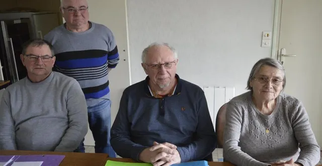 photo  une partie du bureau de la société de boule de fort « la liberté » de crosmières.  &copy;  le maine libre 