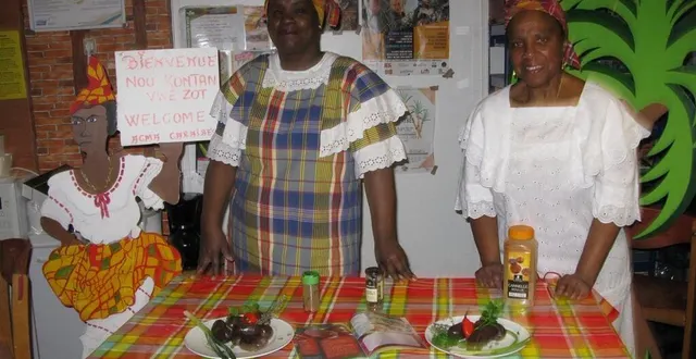 photo  corinne ramothe (à gauche) guadeloupéenne, membre de l’association acma caraïbes, et marie-thérèse igout, de la martinique sont sur le pont pour préparer les mets à déguster, dimanche 20 mars 2022, à la fête du cochon au mans.  &copy;  ouest-france 