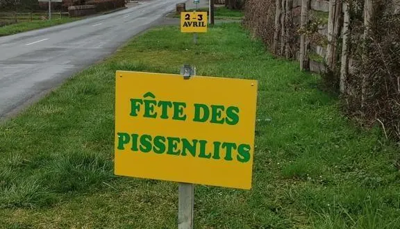 photo  comme de coutume, les panneaux ont été plantés à l’entrée du village pour annoncer la fête.  &copy;  le maine libre 