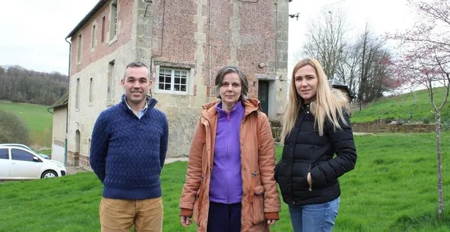 photo  xavier cassigneul aux côtés de larissa et de vitaliia, dont la sœur, la maman et les deux nièces étaient à caen au moment de la rencontre, mardi 15 mars 2022.  &copy;  ouest-france 