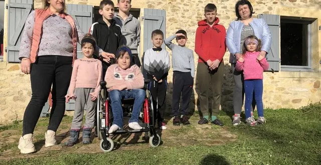 photo  valentina et zoriana sont arrivées à notre-dame-du-pé avec leurs enfants dans la soirée du lundi 14 mars 2022.  &copy;  photo : ouest-france 