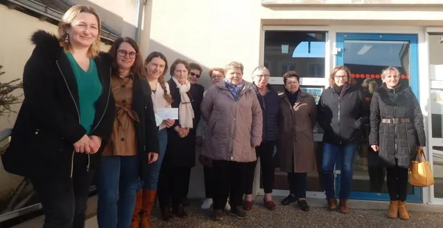 photo  l’association familles rurales a remis un chèque de 1 000 € à valérie angot, directrice de l’école publique.  &copy;  le maine libre 