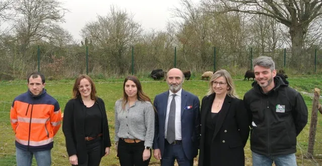 photo  de gauche à droite : quentin berthoz, paysagiste ; cindy lemard et elodie louvet ; à l’origine de l’initiative ; andrea chiochetti, président de cbm, et hubert founier, berger des moutons urbains.  &copy;  ouest-france 