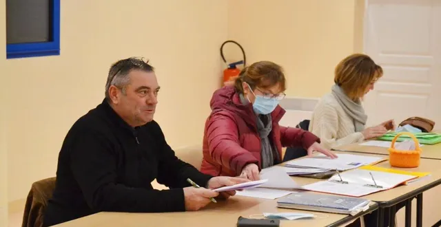 photo  le maire, patrick gosnet, à gauche, avec, à ses côtés, la secrétaire de mairie et une élue.  &copy;  ouest-france 