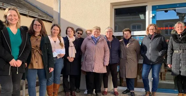photo  lundi, l’association familles rurales a remis un chèque de 1 000 € à l’école publique afin d’aider à financer des voyages scolaires.  &copy;  ouest-france 
