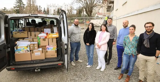 photo  jeunes, parents et personnels se sont mobilisés au lycée saint-charles-sainte-croix. ils ont chargé une camionnette, jeudi, avec les dons en partance pour la pologne, près de la frontière ukrainienne.  &copy;  ouest-france 