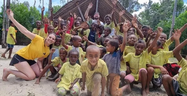 photo  émilie et quentin (au centre derrière les enfants) ont vécu des moments très forts au cours de cette semaine passée dans une école de brousse.  &copy;  quentin prévot 