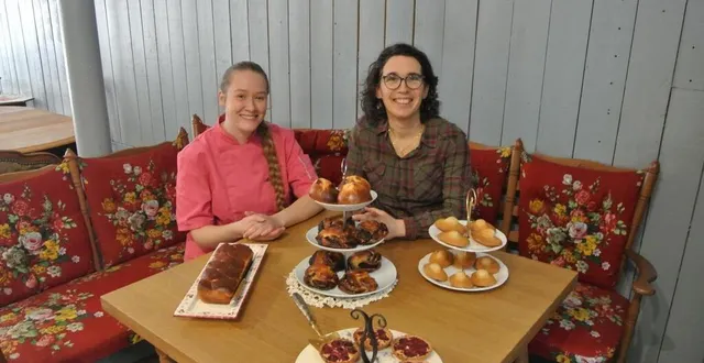 photo  carole turcque (à droite) et alizé, sa pâtissière dans le décor qui se met en place et leurs premières créations.  &copy;  ouest-france 