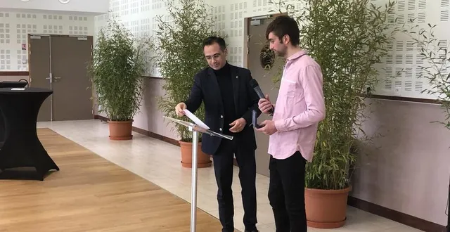 photo  samedi 19 mars 2022, nicolas leudière, maire de sablé-sur-sarthe a remis la médaille de la ville à nicolas bazire, vainqueur du grand prix d’amérique.  &copy;  ouest-france 