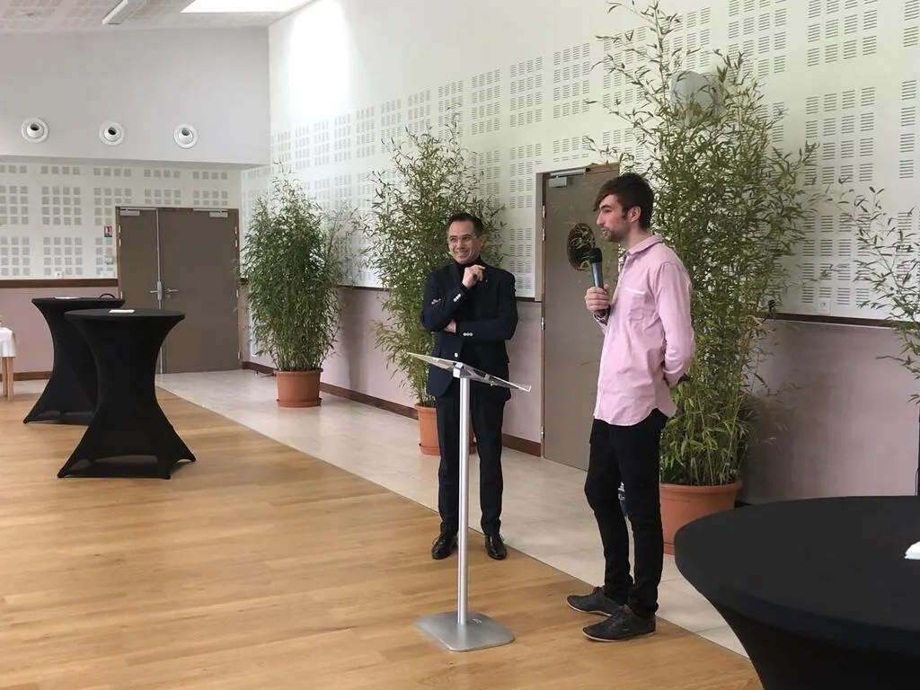 Salle Jean Michel Bazire Sable Sur Sarthe Sablé-sur-Sarthe remet une médaille à Nicolas Bazire, plus jeune vainqueur  du Grand Prix - Le Mans.maville.com