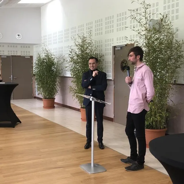 photo samedi 19 mars 2022, nicolas bazire a été salué par nicolas leudière, maire de sablé-sur-sarthe pour son titre au grand prix d’amérique  ©  ouest-france
