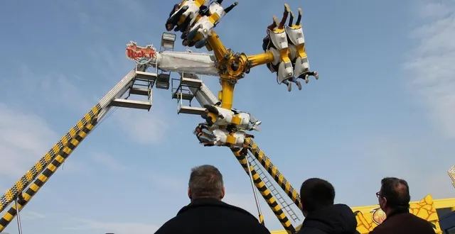 photo  le rock it, l’un des manèges à sensations de la fête foraine du mans (sarthe), qui se tient jusqu’au 3 avril 2022.  &copy;  ouest-france 
