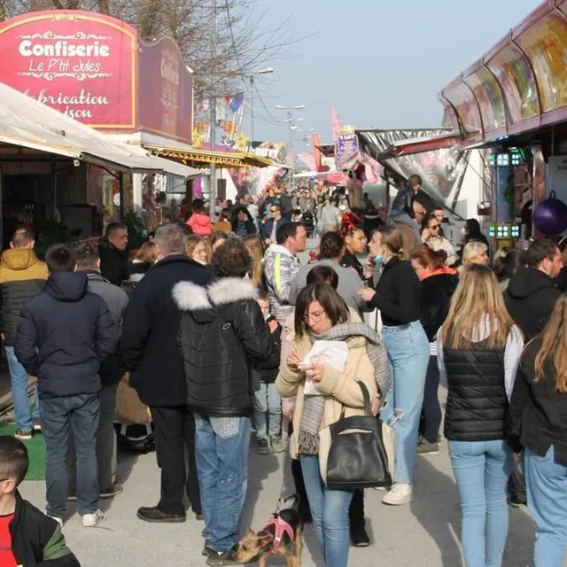 photo du monde dans les allées de la fête foraine du mans (sarthe), dimanche 20 mars 2022.  ©  ouest-france