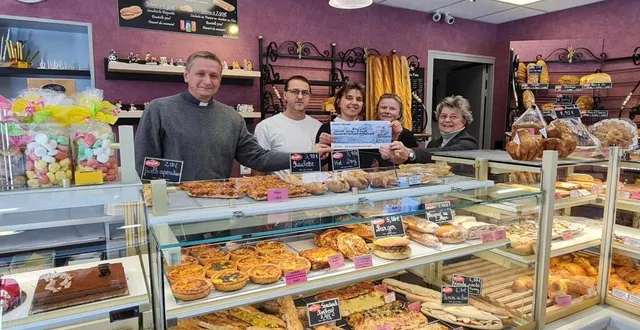 photo  les gérants ont remis un chèque de 975 € à l’association.  &copy;  dr 