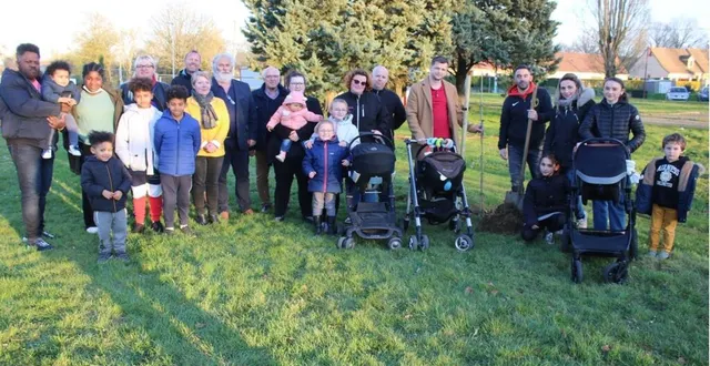 photo  chaque arbre est accompagné d’une plaquette avec le prénom, nom et date de naissance du nouveau-né.  &copy;  ouest-france 