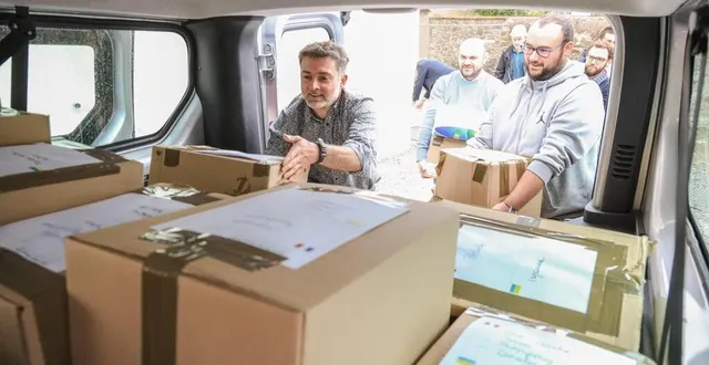 photo  une camionnette en partance pour la pologne en plein chargement, jeudi 17 mars 2022. au premier plan, frédéric martineau, responsable de la vie scolaire, au lycée saint-charles-sainte-croix, et coordinateur des actions pour l’aide à l’ukraine.  &copy;  reuters/yara nardi 