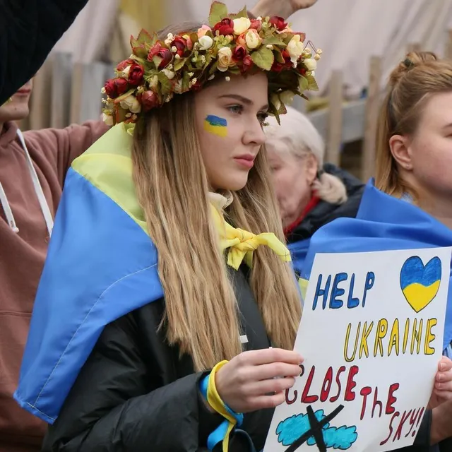 photo cette jeune femme, présente samedi 5 mars 2022 au deuxième rassemblement en soutien au peuple ukrainien organisé au mans (sarthe), réclame une « zone d’exclusion aérienne » au-dessus du territoire de l’ukraine.  ©  ouest-france