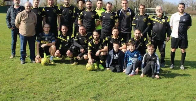 photo  au 1er rang (debout, à gauche), bernard boulay, président, accompagnés de joueurs et de bénévoles.  &copy;  photo : ouest-france 