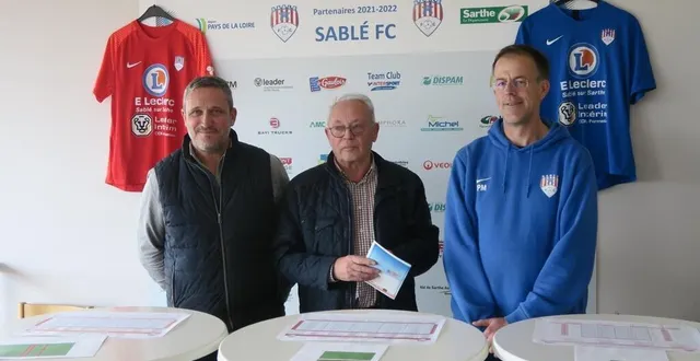 photo  de gauche à droite, marc sanchez coordinateur sportif du sablé fc, jean-claude plumas, président d’honneur du club, et jean-pierre moreau, responsable de l’école de foot.  &copy;  photo : ouest-france 