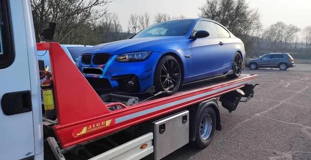 photo  la bmw a été immobilisée et emmenée sur un camion plateau.  &copy;  gendarmerie de la sarthe 