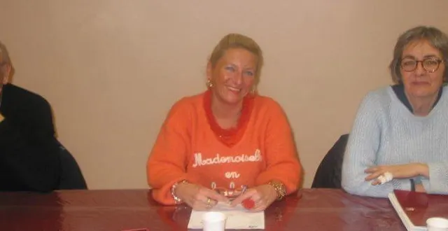 photo  gérard rosé, le maire ; nathalie simon, présidente et véronique grieu, trésorière.  &copy;  ouest-france 