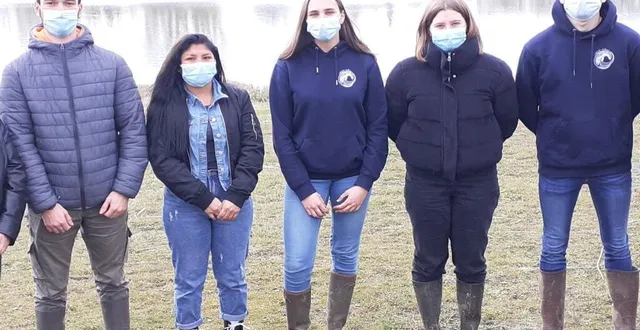 photo  les jeunes lycéens, cassandre, clara, clément, jules et thérèse, dans une animation nature, proposent une restitution de leur travail réalisé sur le site de l’étang de chédouet.  &copy;  ouest-france 