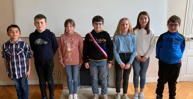 photo  jules millet, gabriel manceau, donnah girollet, paul fouquet, le jeune maire, elisa hour, jane olivrie et simon hérin composent le nouveau conseil municipal jeune.  &copy;  ouest-france 