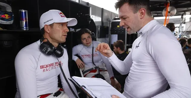 photo  sébastien ogier (à gauche) à l’écoute du futur vainqueur des 12 heures de sebring, matthieu vaxivière (alpine).  &copy;  dppi 