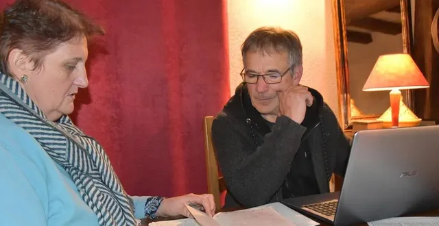 photo  carole bernard et jean-pierre gosnet préparent l’assemblée générale.  &copy;  le maine libre 