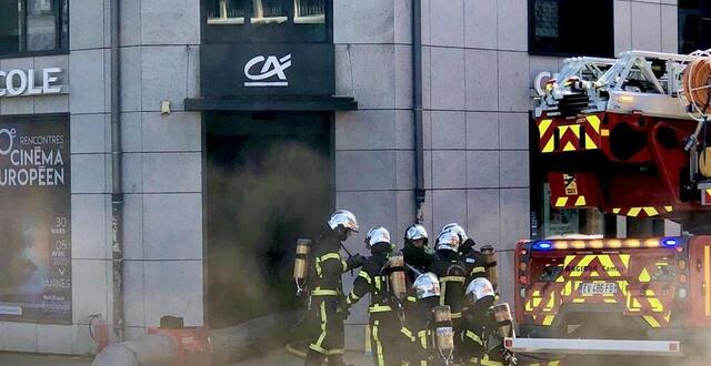 photo  trente-deux pompiers ont été mobilisés pour éteindre l'incendie et évacuer le bâtiment de six étages. 