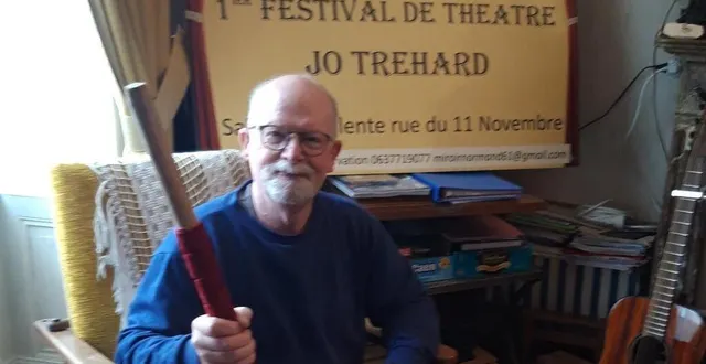 photo  christian richard est prêt à frapper la scène de son bâton pour lancer le premier festival de théâtre de sées.  &copy;  ouest-france 