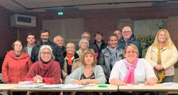 photo  de gauche à droite, au premier plan : linda poussin, trésorière ; sara élie, présidente, et gaëlle mignot, secrétaire.  &copy;  ouest-france 