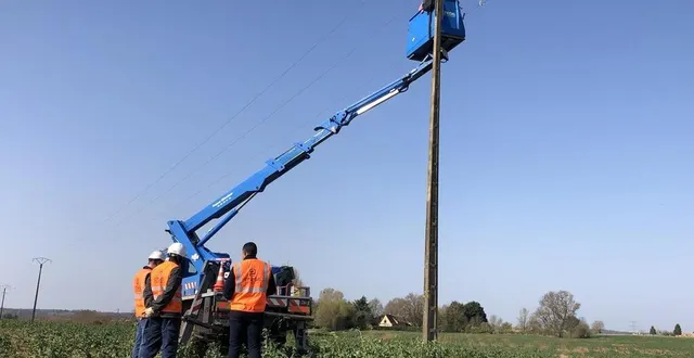 photo  pendant près de deux semaines, les agents d’enedis vont intervenir sur 6,2 km de réseau aérien moyenne tension dans la commune d’avoise.  &copy;  photo : ouest-france 