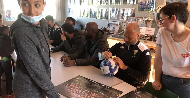photo  certains n’avaient pas hésité à amener un ballon pour le faire dédicacer comme ici par gérald baticle, l’entraîneur d’angers sco.  &copy;  photo : ouest-france 