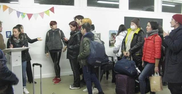 photo  les ukrainiens à l’écoute du programme de la journée du lendemain décrit par isabelle delanoë, directrice du pôle exclusion de la croix-rouge sarthe et son équipe, traduit en russe.  &copy;  le maine libre 