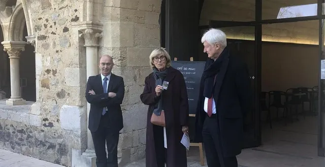 photo  de gauche à droite, michel galvane, directeur de sarthe culture, véronique rivron, présidente de sarthe culture et dominique le mèner, président du conseil départemental de la sarthe, lors de la présentation de la nouvelle offre au café des moines à l’abbaye de l’épau à yvré-l’evêque (sarthe), mercredi 23 mars 2022.  &copy;  ouest-france 