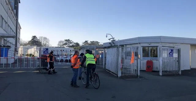 photo  après une matinée de blocage ce jeudi 24 mars, l’intersyndicale doit appeler les salariés à rentrer chez eux cet après-midi.  &copy;  ouest-france 
