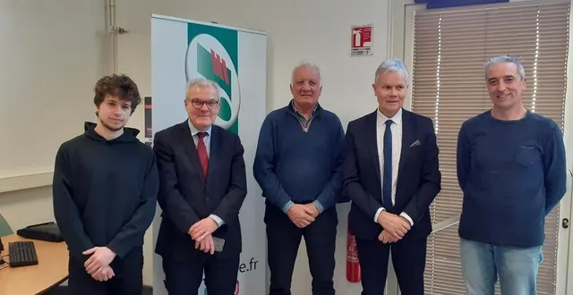 photo  de gauche à droite : baptiste bourge (conseiller numérique), didier reveau (président de la communauté de communes de l’huisne sarthoise), alain cruchet (maire du luart), joël métenier (vice-président du conseil départemental, au développement numérique) et dominique petit (animateur informatique à la laverie).  &copy;  ouest-france 