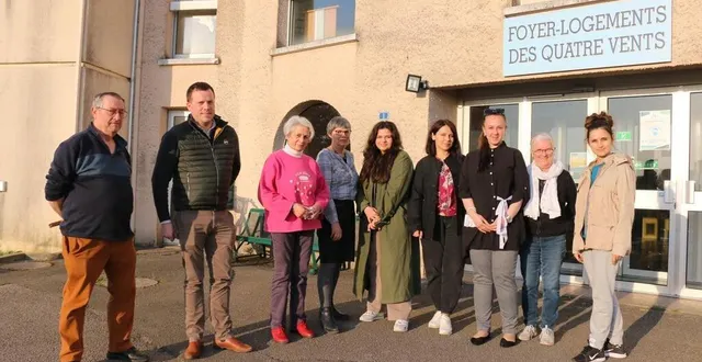 photo  devant l’entrée du foyer logement où sont accueillis les réfugiés, quelques ukrainiennes posent avec des habitants et élus de val-au-perche. en dix jours, des liens se sont déjà créés.  &copy;  ouest-france 