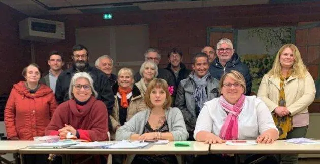 photo  au premier rang, les membres du bureau : linda poussin, sara elie, gaëlle mignot.  &copy;  le maine libre 