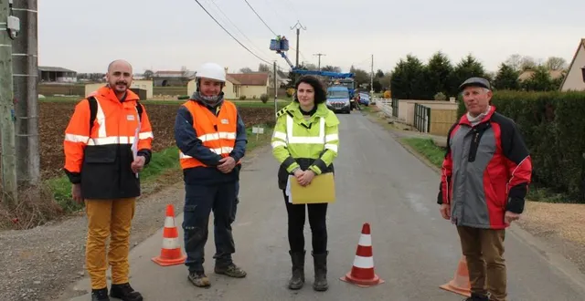 photo  cyril jardin et sybille hastings, de l’entreprise enedis, en compagnie de jean-yves bourge, adjoint au maire de saint-gervais-en-belin.  &copy;  ouest-france 