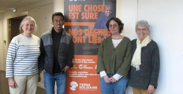 photo  de gauche à droite, bénédicte ariaux, grégorius afioma, fanny thoret et henriette langagne, membre du ccfd, qui accueille grégorius dans sa maison pendant son séjour en france.  &copy;  ouest-france 