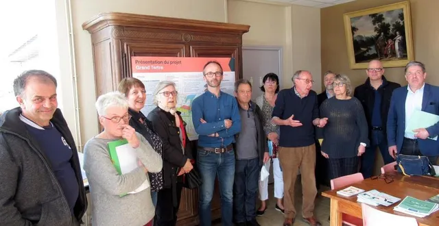 photo  les porteurs de projets avec des habitants et des élus lors de la présentation du projet à la mairie de beauvain (orne).  &copy;  ouest-france 