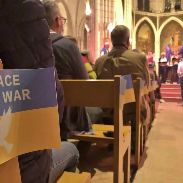 photo des messages de paix aux couleurs du drapeau ukrainien ornaient les bancs de l’église notre-dame.  ©  ouest-france
