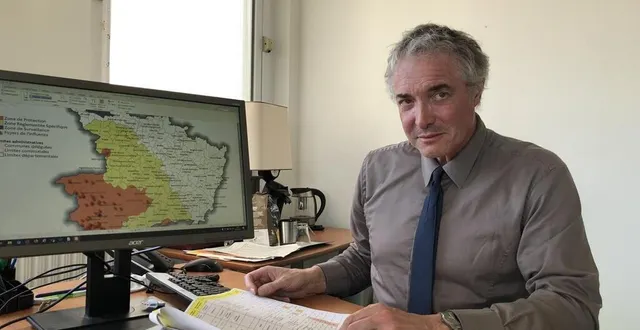 photo  éric david, directeur départemental de la protection des populations de maine-et-loire, coordonne la lutte contre la grippe aviaire. sur la carte du département, les foyers, les zones de protection et de surveillance.  &copy;  ouest-france 