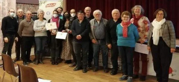 photo  l'ensemble des bénévoles de l'association avec des donneurs et en présence de maryline lézé, maire des hauts-d'anjou.  &copy;  ouest-france 