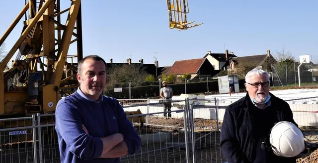 photo  charles monhée, l’architecte concepteur du projet, à gauche et joël demargne qui suit les travaux devant la grue impressionnante de l’entreprise sagir  &copy;  ouest-france 