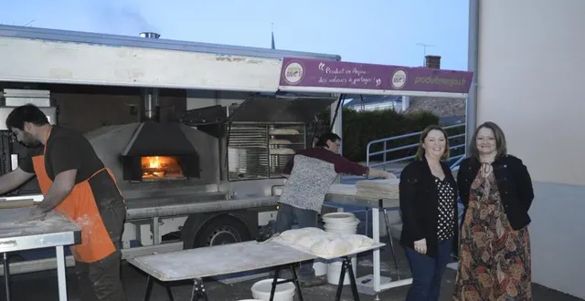 photo  les représentantes de l’ape avec les fabricants des fouées.  &copy;  le maine libre 