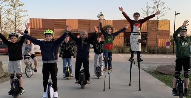 photo  le centre social la ruche en pleine préparation du carnaval.  &copy;  maine libre 